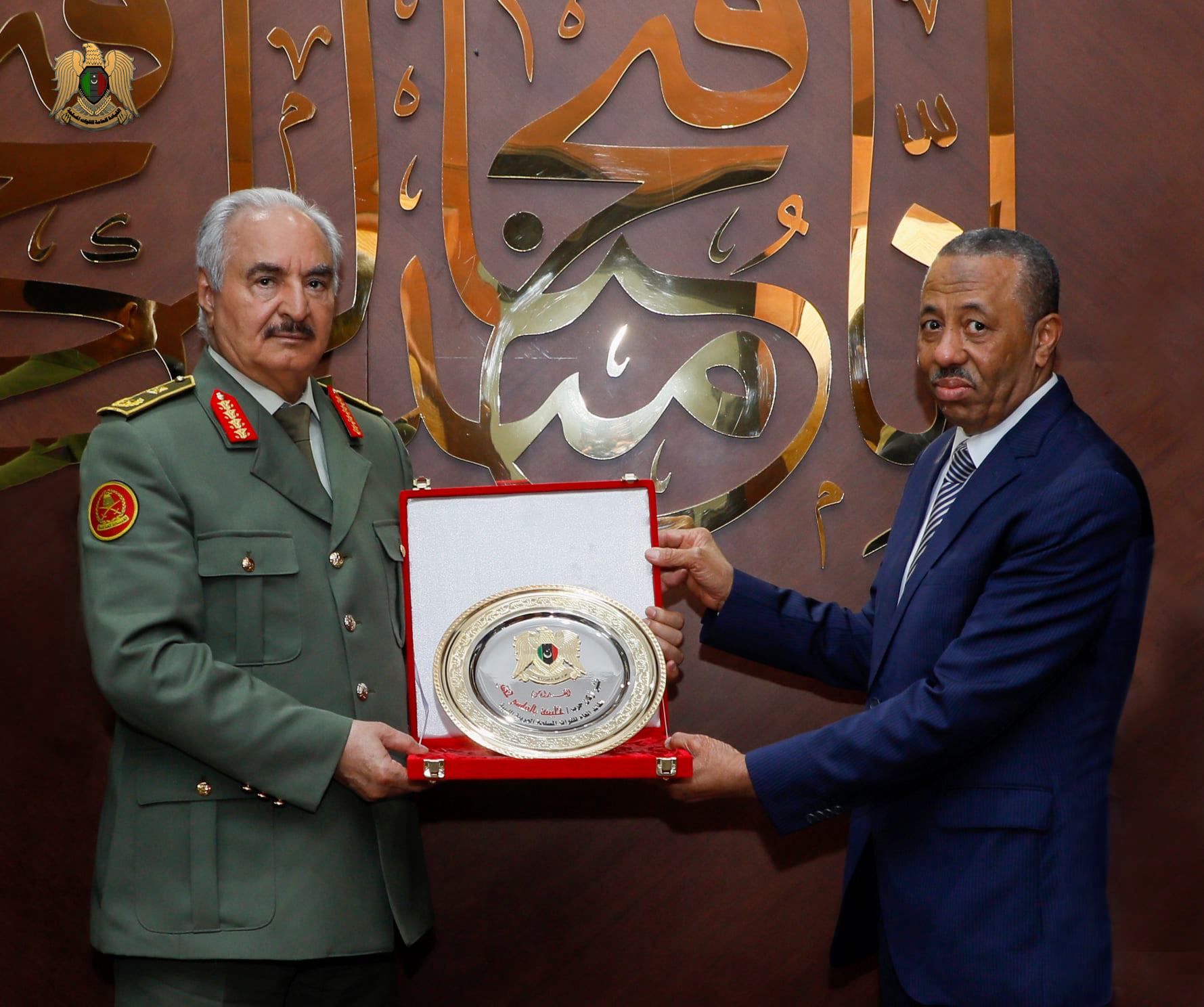 سيادة القائد العام المشير خليفة حفتر يُكرّم السيد رئيس الحكومة الليبية عبد الله الثني