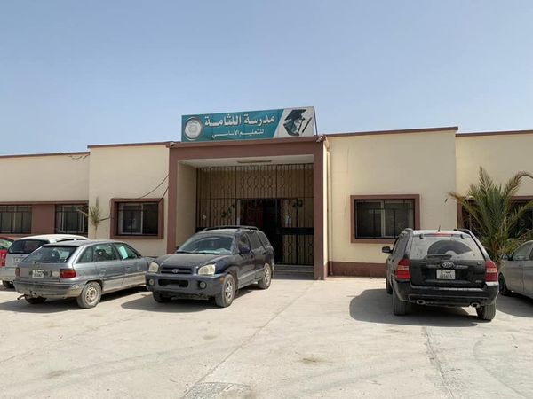 بلدية بنغازي تشرع في صيانة مدرسة 