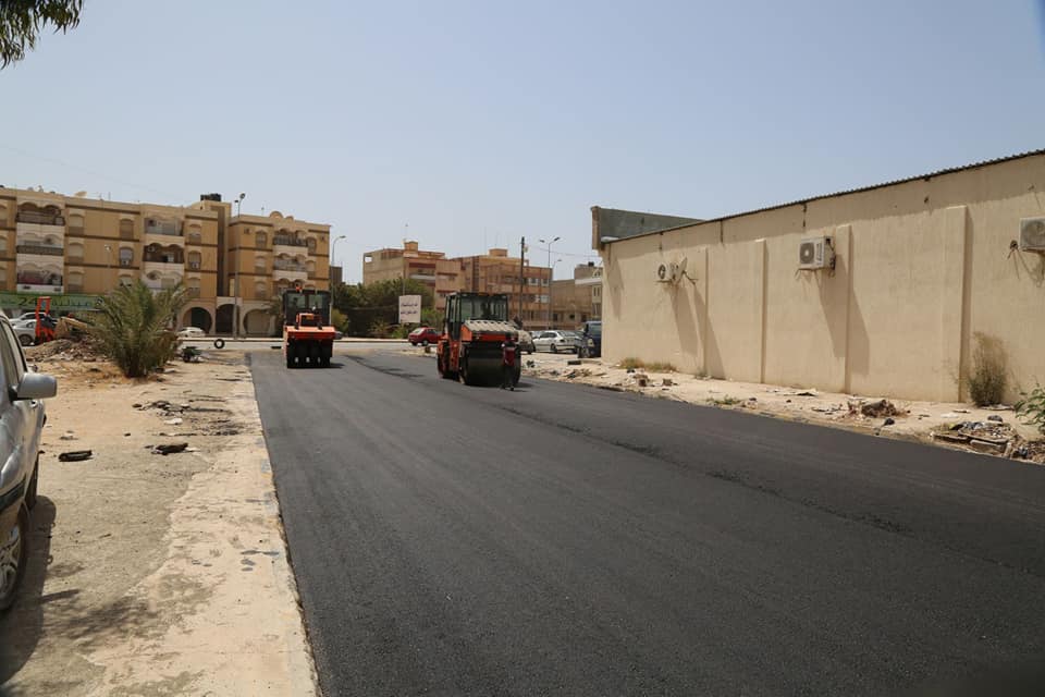 رصف الشارع الرابط بين الطريق الدائري الأول وشارع السوق بحي الزاوية ببنغازي