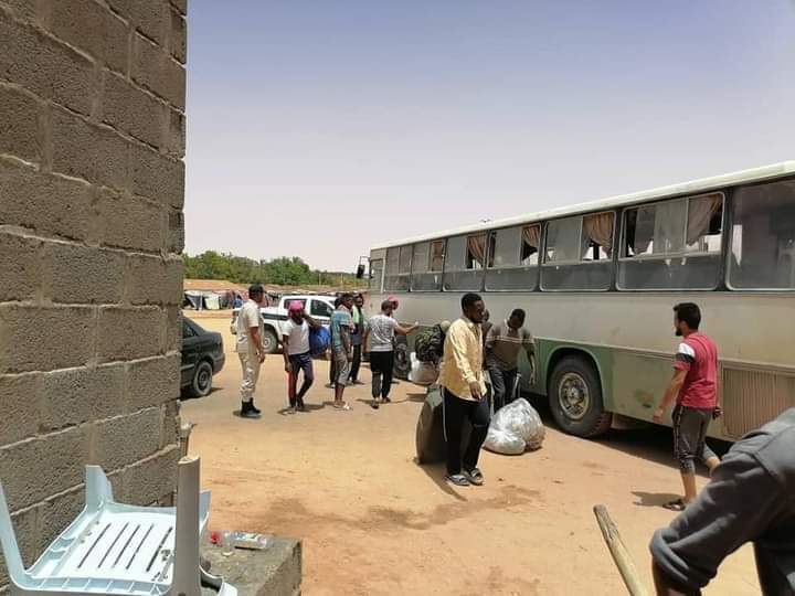 ترحيل 44 مهاجرا سودانيا من بنغازي لبلادهم بينهم مصابون بأمراض خطيرة