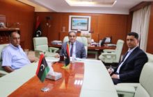 وزير المواصلات يبحث مع عميد بلدية الجفرة مشروعات المواصلات في البلدية