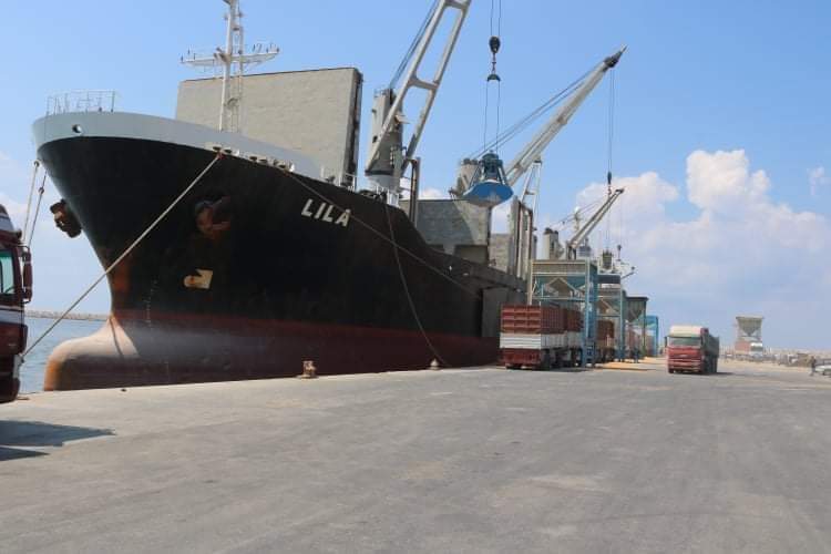 شركة الموانئ الليبية تباشر في تفريع شحنة السفينة (ليلا)
