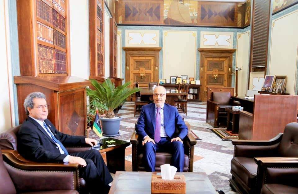محافظ ليبيا المركزي يلتقي مع وزير النفط والغاز