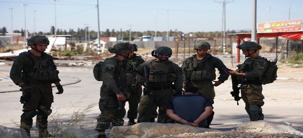 قوات الاحتلال الإسرائيلي تعتقل 5 من ذوي أسرى سجن 
