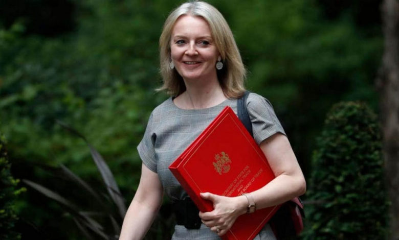 رئيس الوزراء البريطاني يُجري تعديلا وزاريًا بتعيين ( ليز تروس ) وزيرة للخارجية