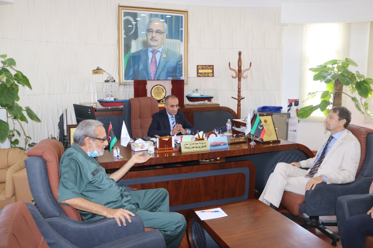 رئيس مجلس إدارة الشركة الليبية للموانىء يلتقي بالقنصل الإيطالي في بنغازي
