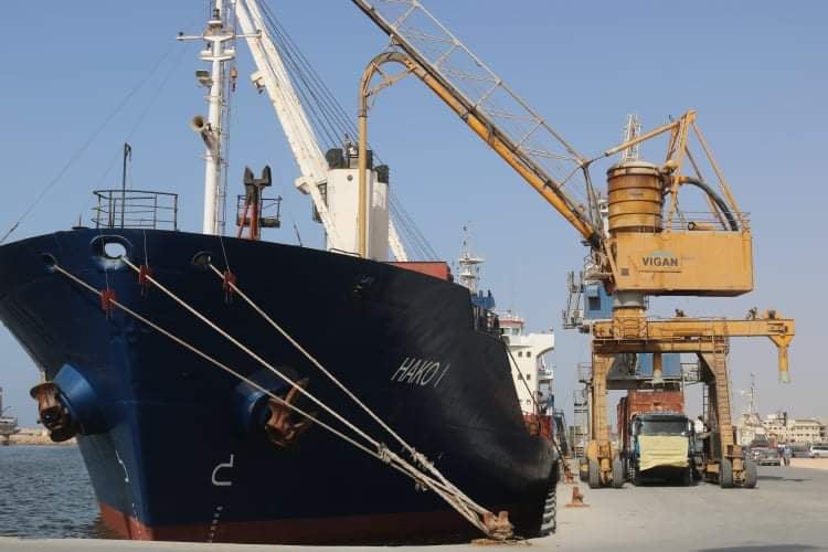 رسو سفينتين تجاريتين محملتين بالقمح والشعير بميناء بنغازي