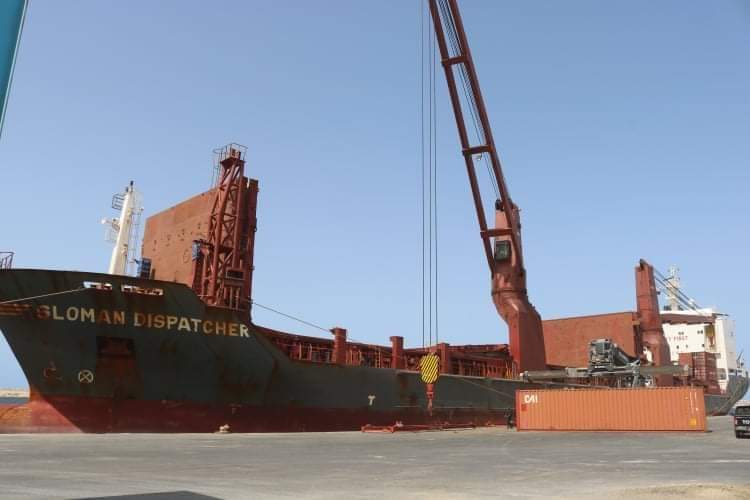 ميناء بنغازي البحري يستمر في استقبال السفن التجارية وتفريغ حمولاتها