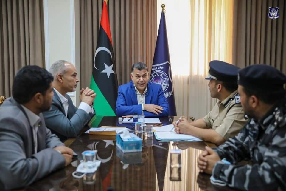 وزير الداخلية يجتمع مع أعضاء اللجنة العليا لتأمين الإنتخابات