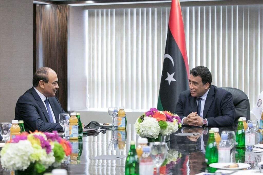 رئيس المجلس الرئاسي يجتمع مع رئيس وزراء الكويت