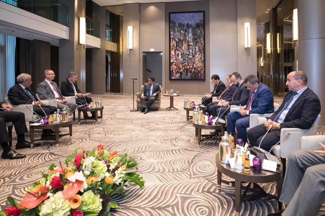رئيس المجلس الرئاسي يلتقي عددًا من السفراء العرب في ألمانيا