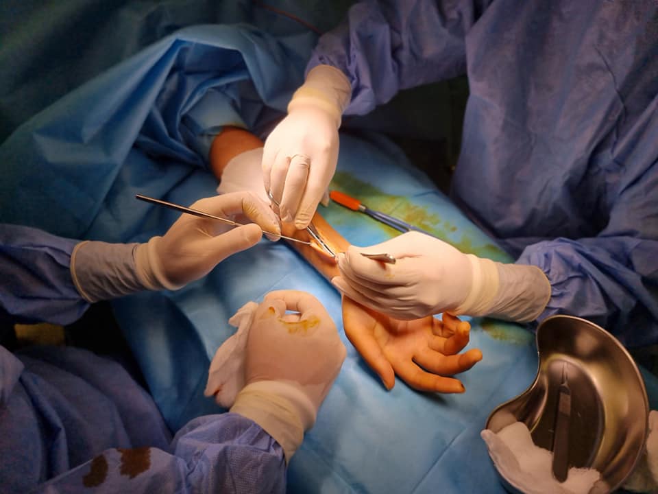 إجراء عمليتين جراحيتين إحداها لطفلة بقسم جراحة التجميل بمركز بنغازي الطبي