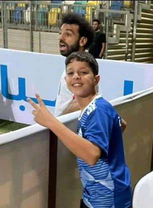 صورة لأحد لاعبي نادي الهلال مع محمد صلاح تثير اعجاب متابعي مواقع التواصل الاجتماعي
