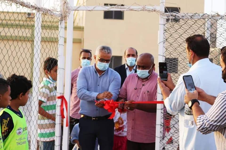 بلدية بنغازي تفتتح ملعب خماسي لكرة القدم بمدرسة عبدالرازق الشيخي 