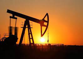 النفط يتراجع وسط توقعات السحب من الاحتياطيات الأمريكية