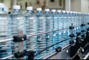 باحث بيئي يُحذر من مخالفات ترتكبها محلات تعبئة مياه الشرب