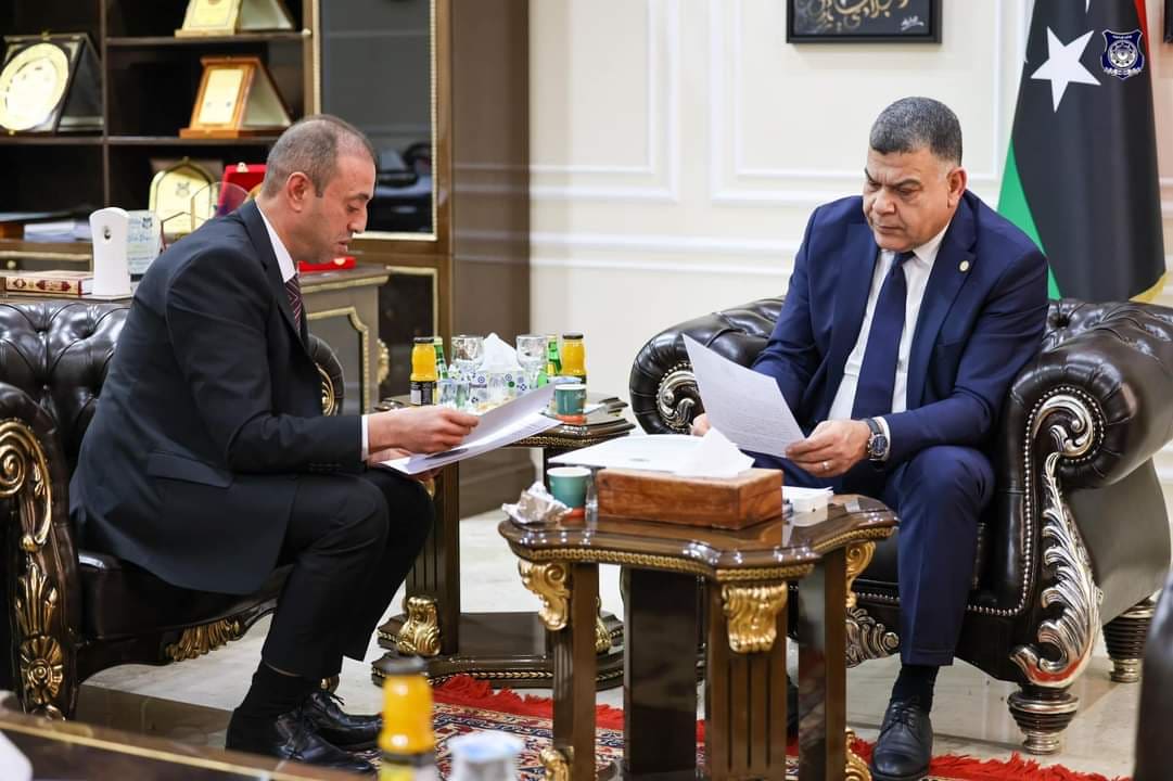 وزير الداخلية يلتقي القائم بالأعمال بسفارة فلسطين لدى ليبيا