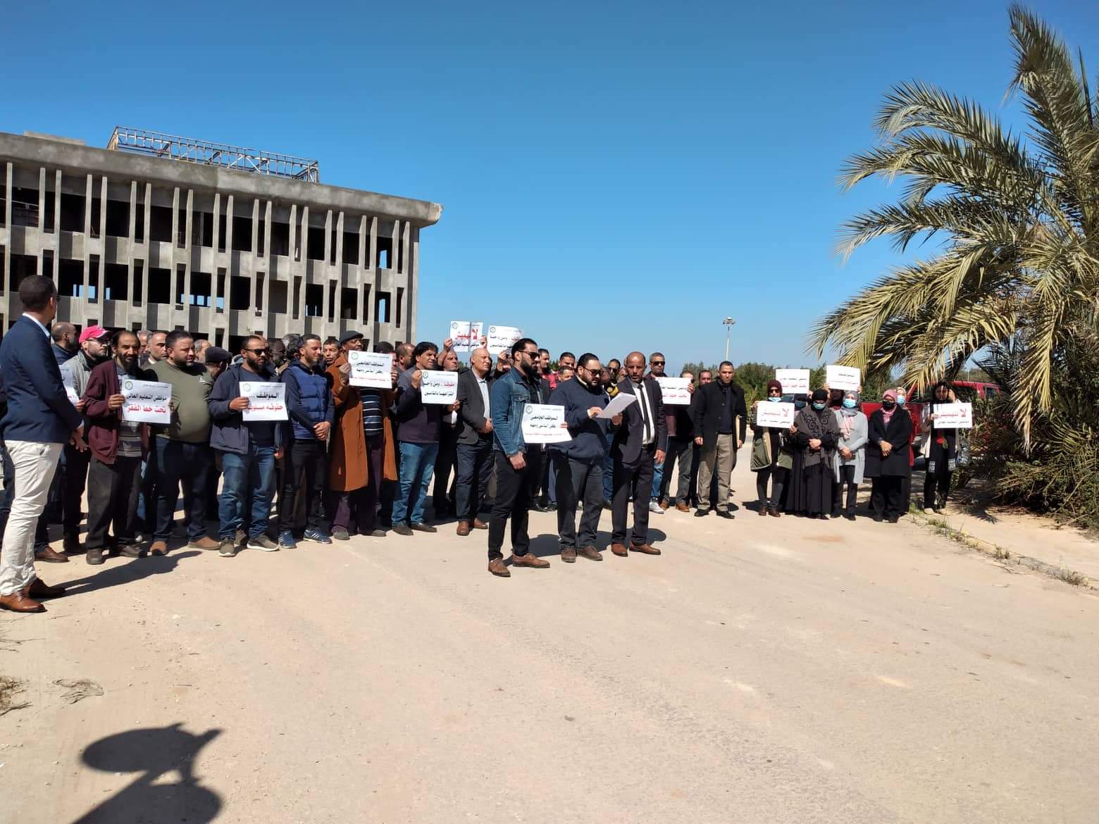 وقفة احتجاجية لموظفي جامعة بنغازي للمطالبة بتفعيل قانون رقم (4) لسنة 2018م