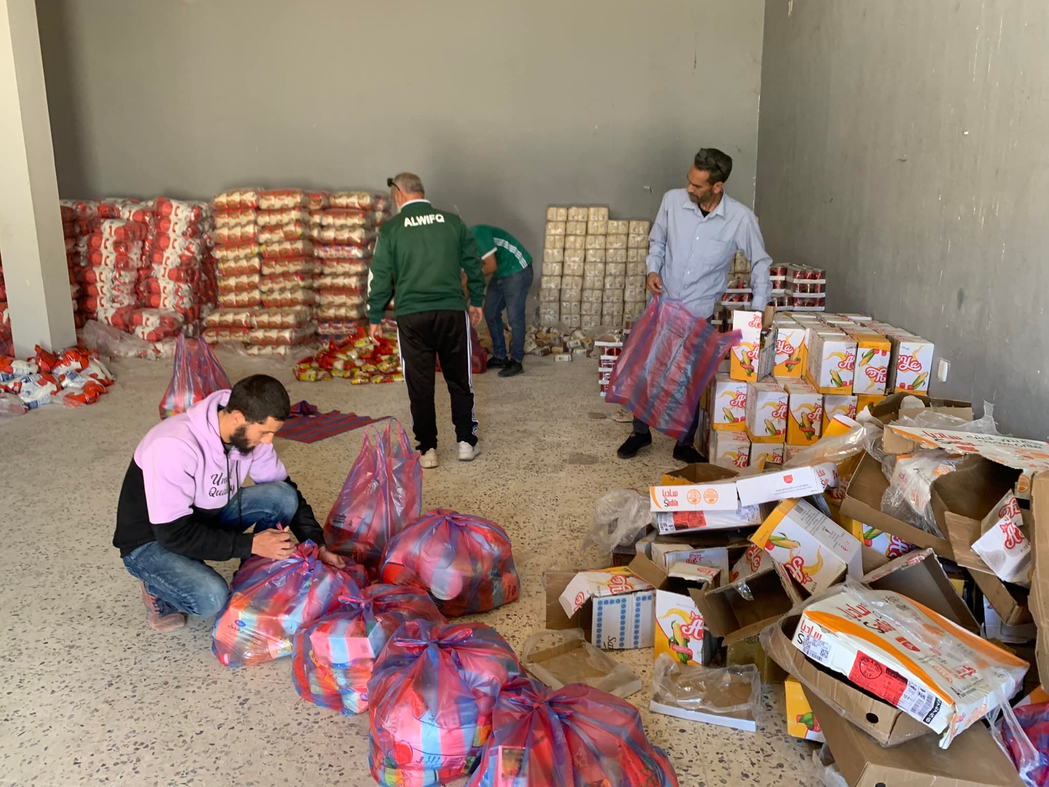 توزيع سلال غذائية رمضانية على مستحقيها من العائلات داخل بلدية صبراته