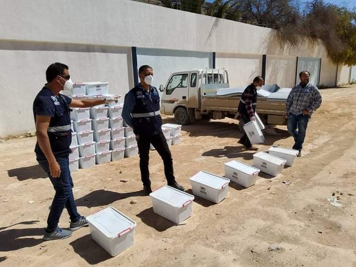 الليبية للإغاثة تقدم مساعدات للمهاجرين بمركز الإيواء قنفودة