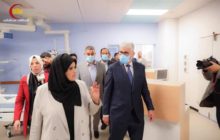 رئيس الحكومة الليبية والوفد المرافق له في زيارة لمركز بنغازي الطبي