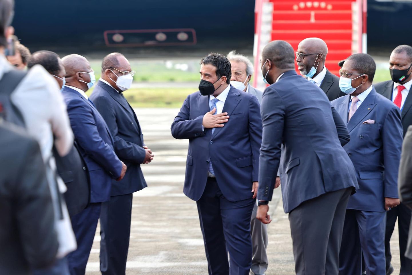 رئيس المجلس الرئاسي يصل مالابو للمشاركة في القمتين الاستثنائيتين لمجلس رؤساء الدول والحكومات الإفريقية