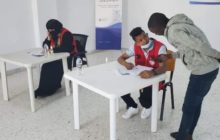الهلال الأحمر يقدم خدمة الإتصالات الهاتفية للمهاجرين بمركز إيواء قنفوذة للتواصل مع ذويهم في بلدانهم