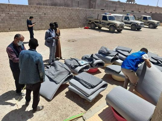 الهيئة الليبية للإغاثة والمفوضية السامية لشؤون اللاجئين تقدمان مساعدات للاجئين بمركز إيواء طبرق