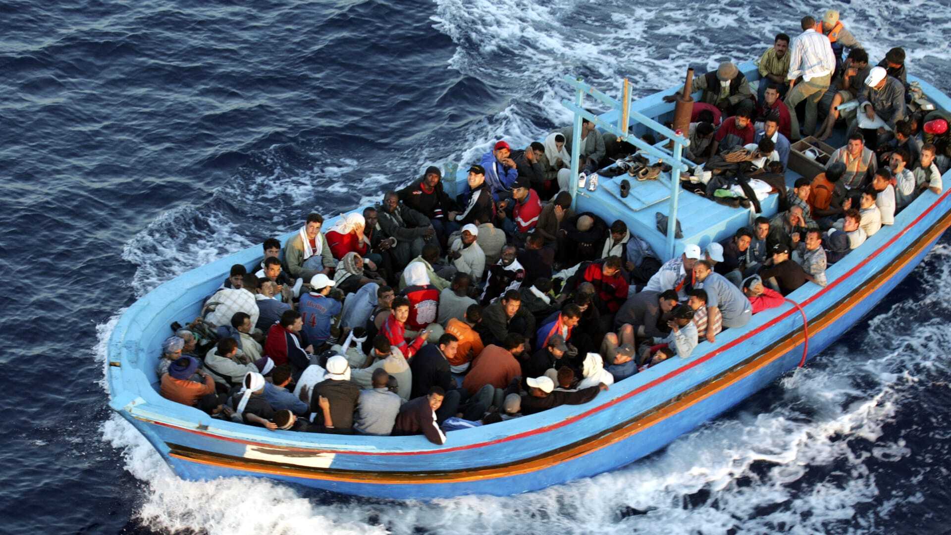 العثور على 5 جثث ومئات المهاجرين على متن سفينة في المتوسط