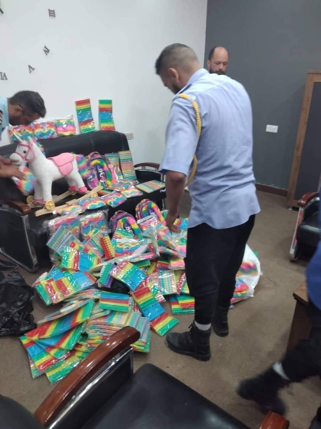 الحرس البلدي بنغازي يصادر ألعاب وقمصان للأطفال بألوان القوس قزح