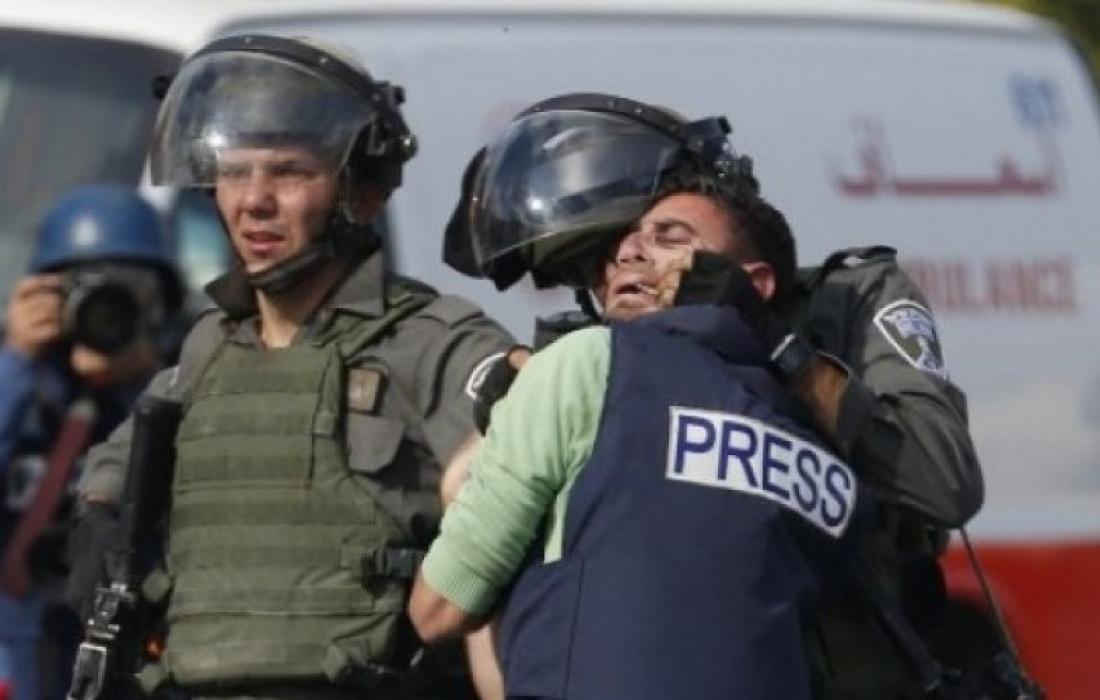 اصابة ثلاثة صحفيين بعد ان اعتدت عليهم قوات الصهيوني جنوب الخليل