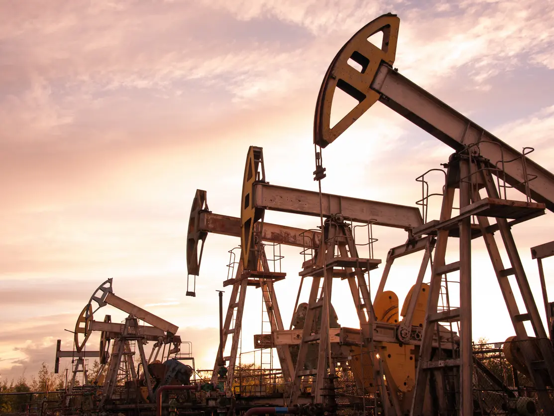 بسبب الأزمات الاقتصادية العالمية توقعات بانخفاض أسعار النفط بنسبة الثلث