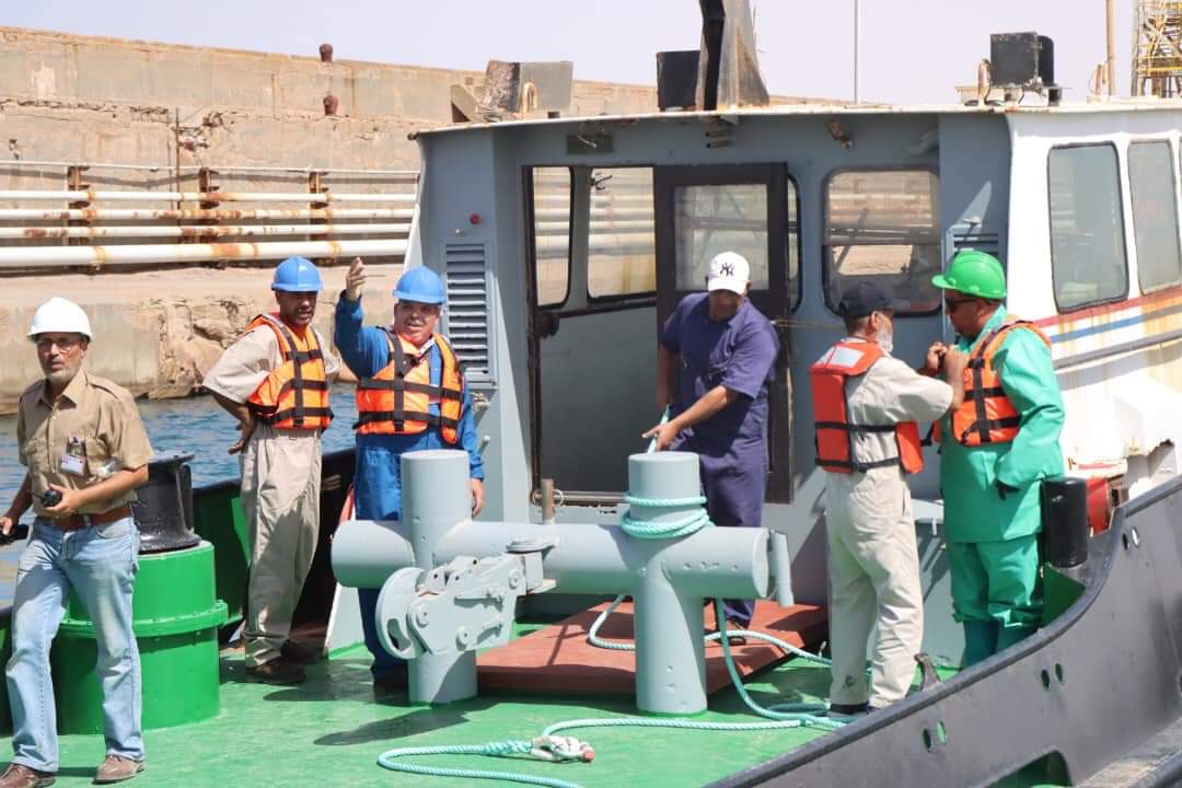 فريق تابع لعدد من الشركات النفطية يجري تمرين محاكاة تلوث بحري بالنفط الخام بميناء مرسى البريقة 