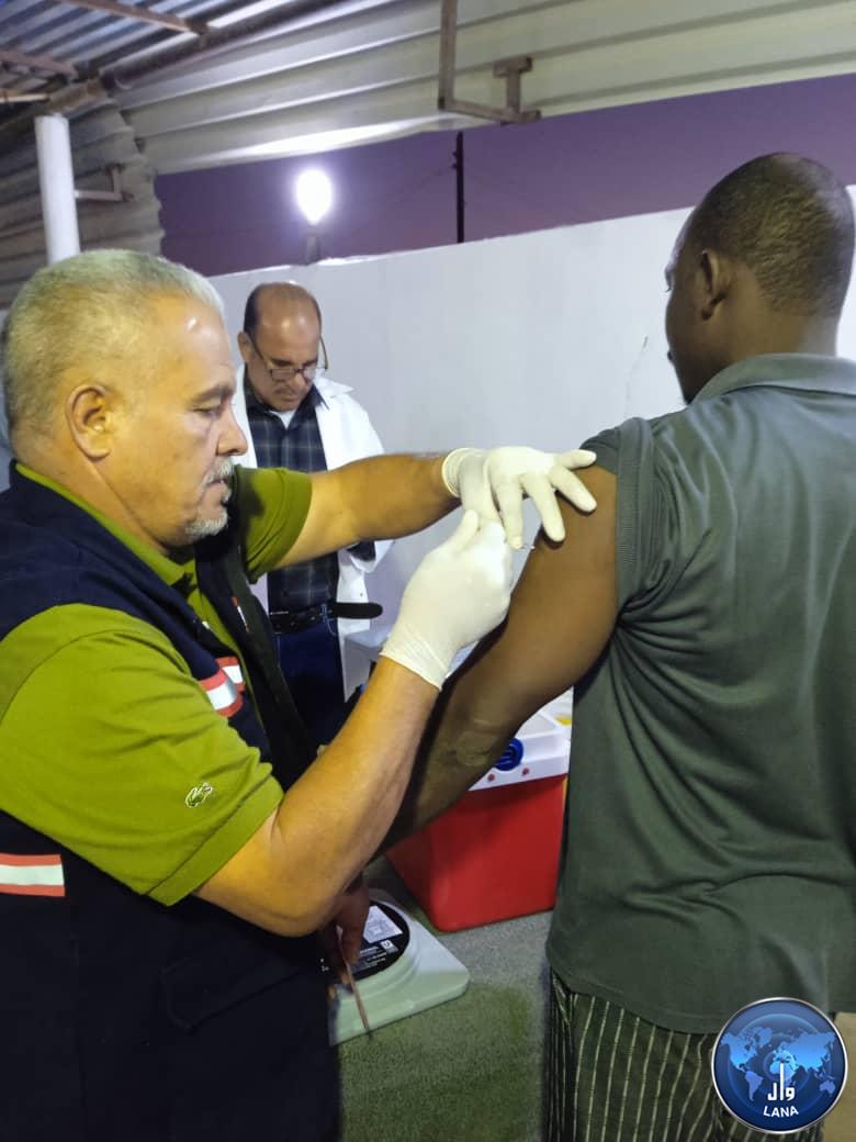 وال| مركز مكافحة الأمراض يباشر في حملة تطعيمات فيروس كورونا للمهاجرين بجالو
