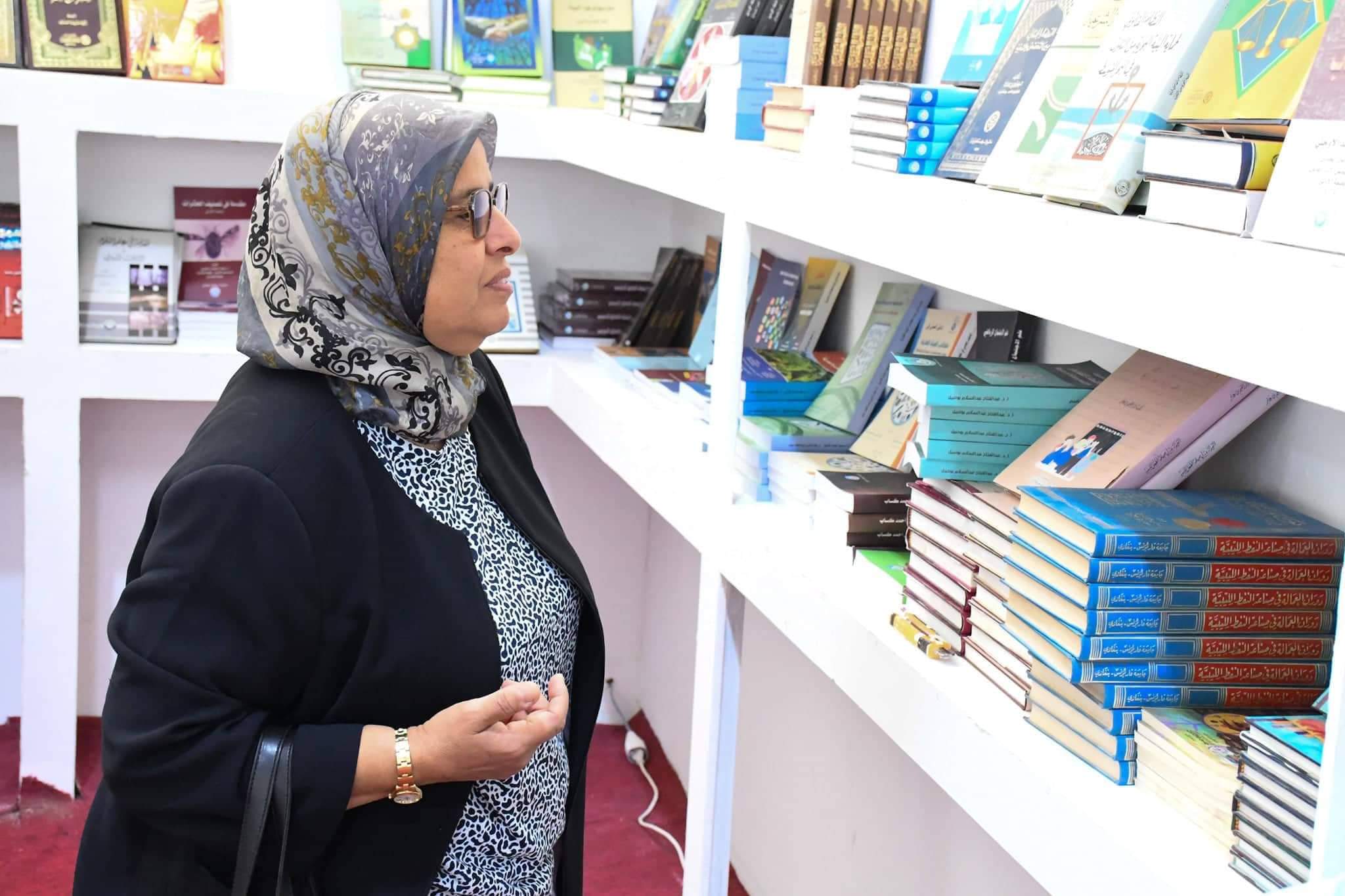 عضو الهيئة التأسيسية لصياغة الدستور تزور معرض بنغازي الأول للكتاب 