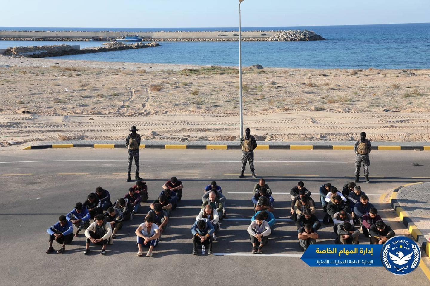 الإدارة العامة للعمليات الأمنية: إحباط محاولة هجرة غير شرعية وضبط 40 مهاجرًا شرق طرابلس