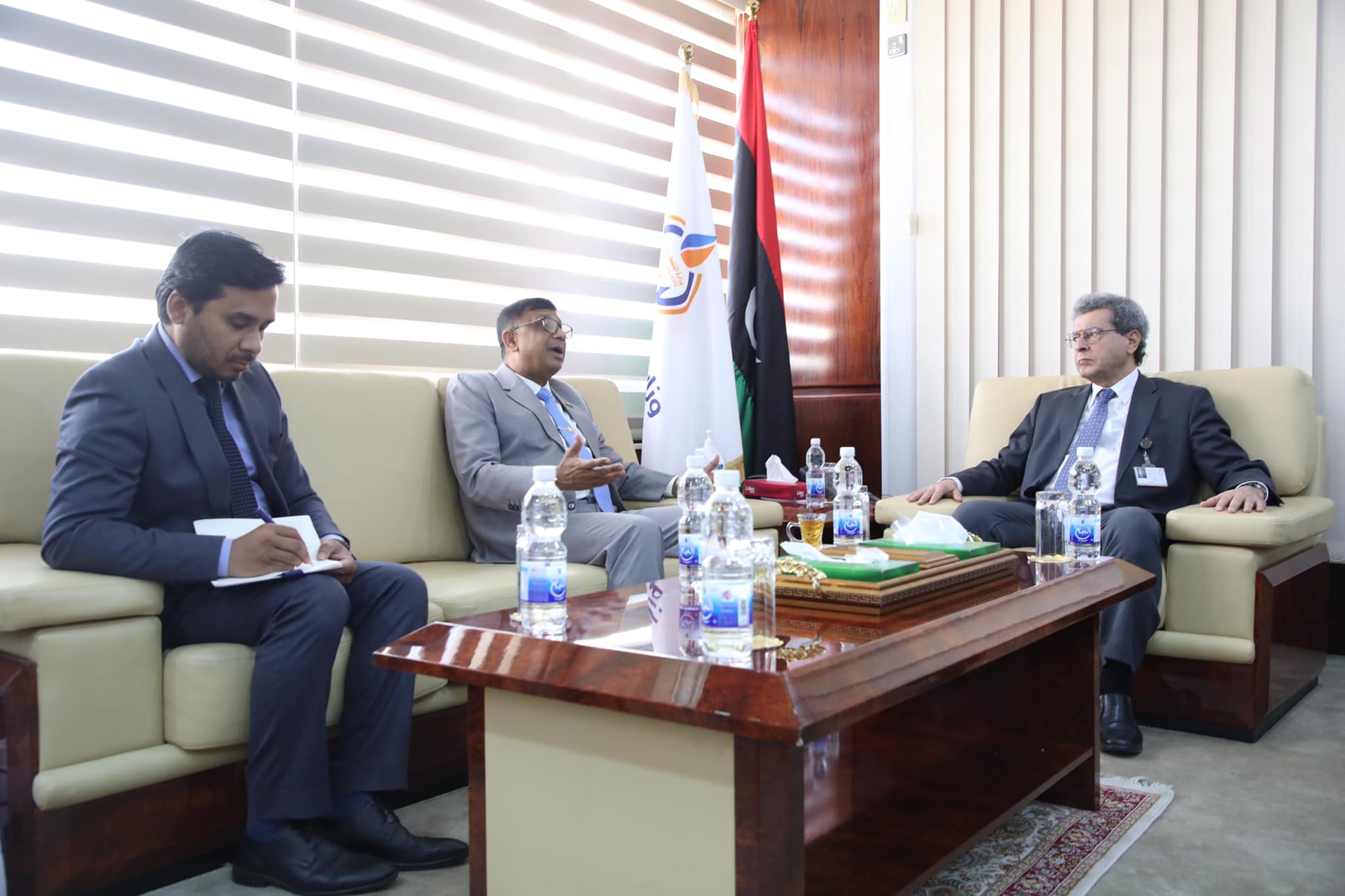وزير النفط والغاز يُناقش مع سفير بنغلاديش لدى ليبيا أهمية تبادل الخبرات وتعزيز التعاون بين البلدين