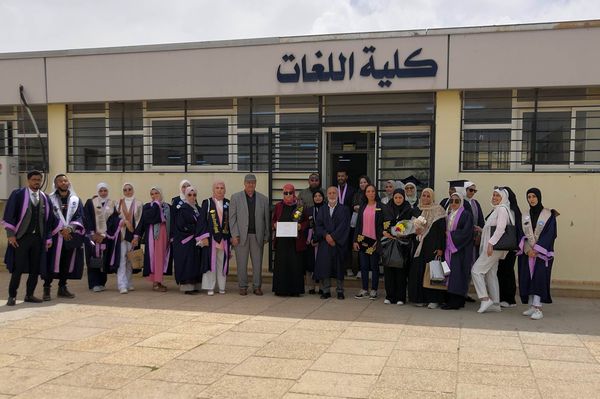 كلية اللغات بجامعة بنغازي تحتفل بتخرج الدفعة الأولى من طلابها  