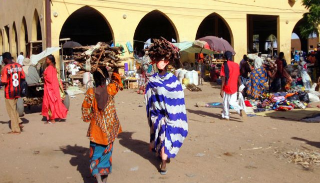 الناخبون في مالي يُدلون بأصواتهم الأحد في استفتاء على تعديلات دستورية