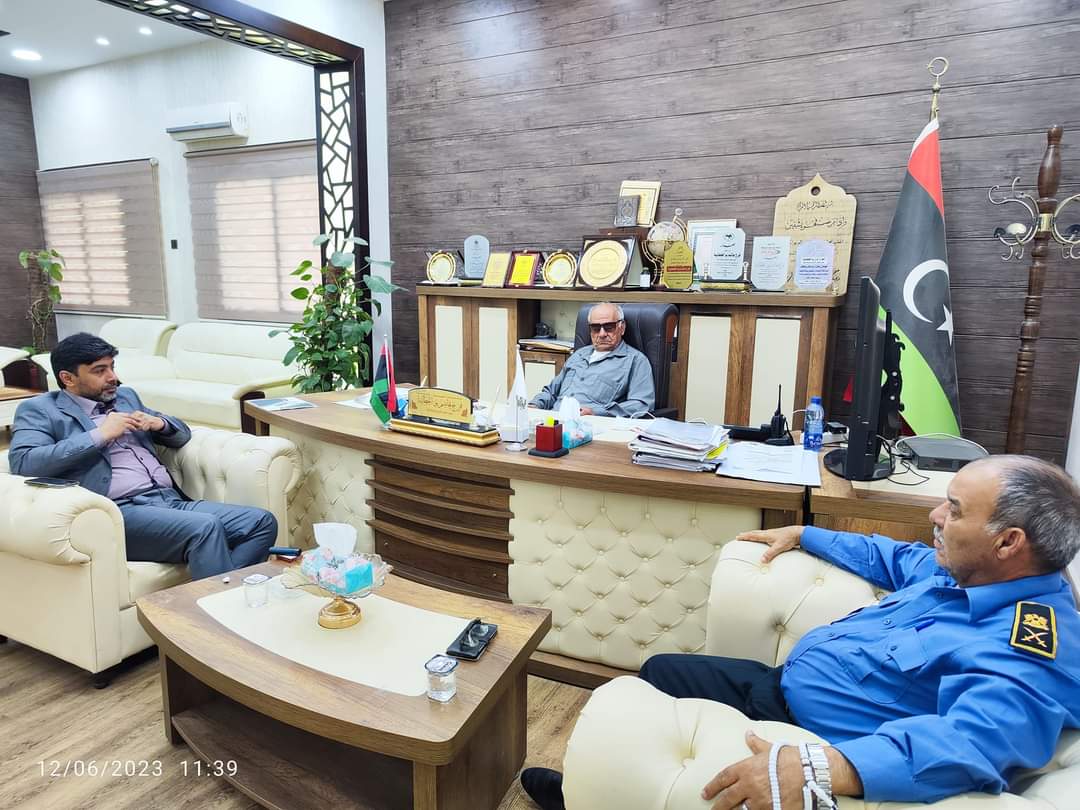 عميد بلدية طبرق يبحث آلية محاربة العشوائيات داخل المدينة