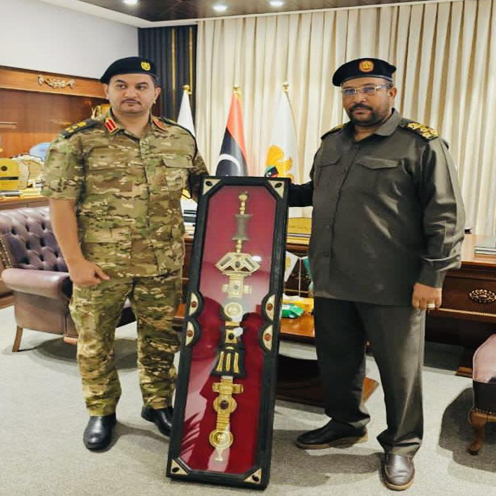 العميد صدام حفتر يؤكد دعم القوات المسلحة لمكون الطوارق