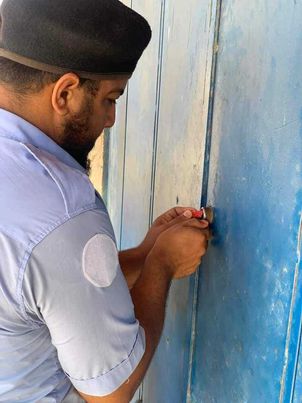 قفل محل لبيع المواد الغذائية لضبط مواد فاسدة منتهية الصلاحية بسرت