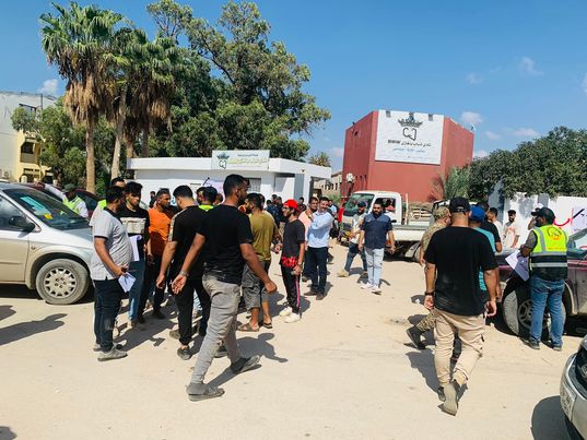 أهالي مدينة بنغازي يقدمون المساعدات لأهالي مدينة درنة عبر الهيئة الليبية للإغاثة