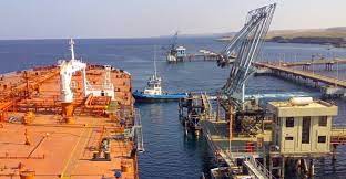 ناقلة ترسو في ميناء الحريقة النفطي لشحن مليون برميل إلى الصين