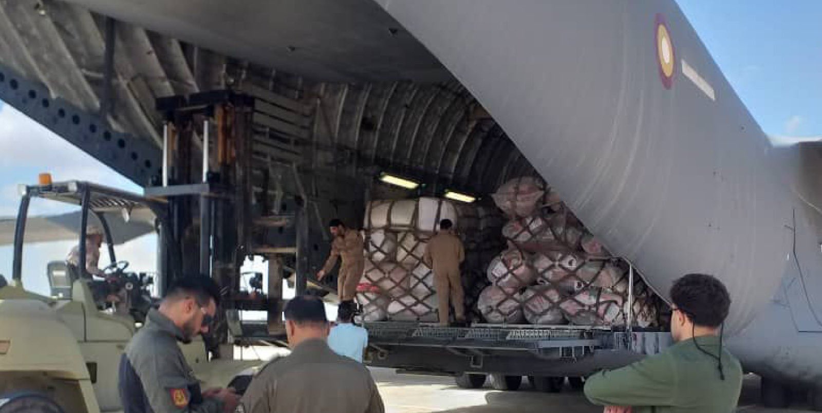 وصول طائرتي مساعدات قطرية إلى مطار بنينا ببنغازي
