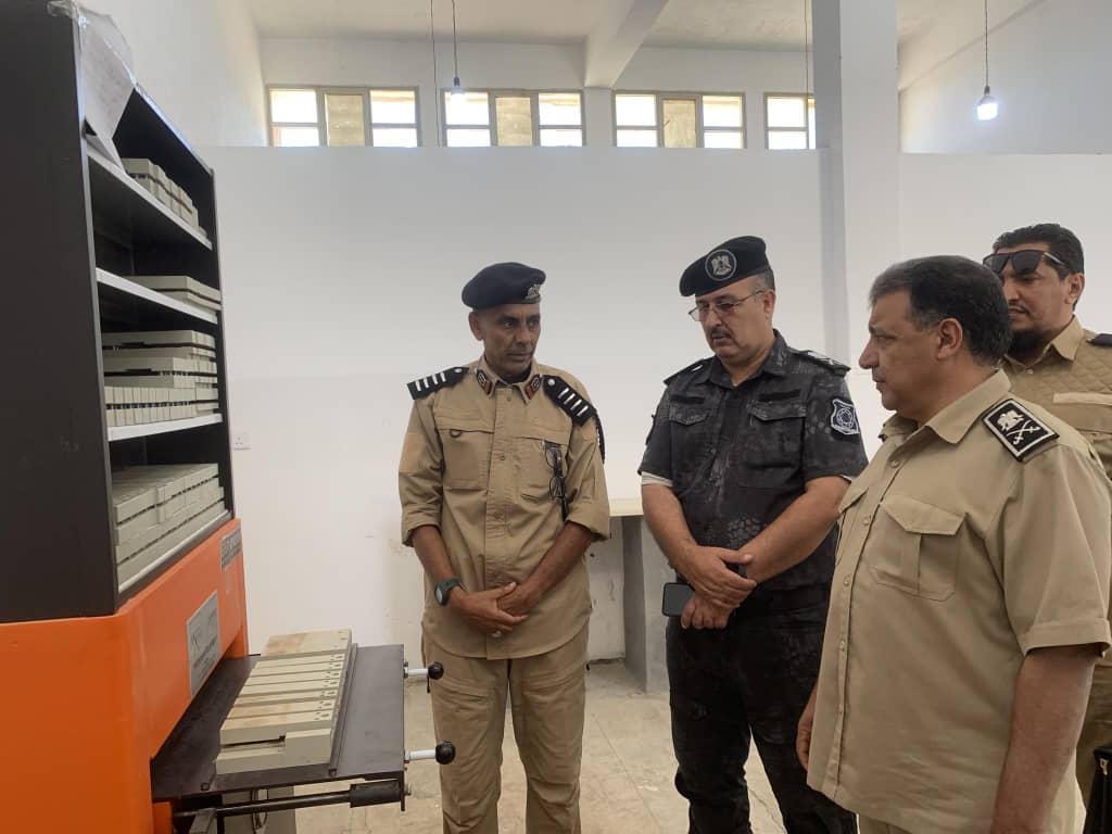 رئيس صندوق الرعاية الاجتماعية بوزارة الداخلية يتفقد قسم المرور والترخيص ومصنع اللوحات المعدنية في مدينة سلوق - قمينس.