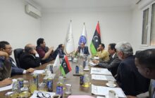 وزير الدفاع في الحكومة الليبية يبحث سير العمل في الوزارة.