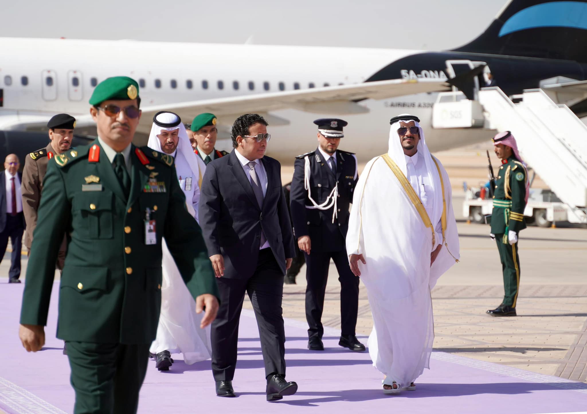 المنفي يصل الى الرياض للمشاركة في قمة استثنائية لمجلس جامعة الدول العربية.