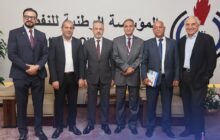 رئيس المؤسسة الوطنية للنفط يلتقي بأعضاء الصالون الاقتصادي الليبي