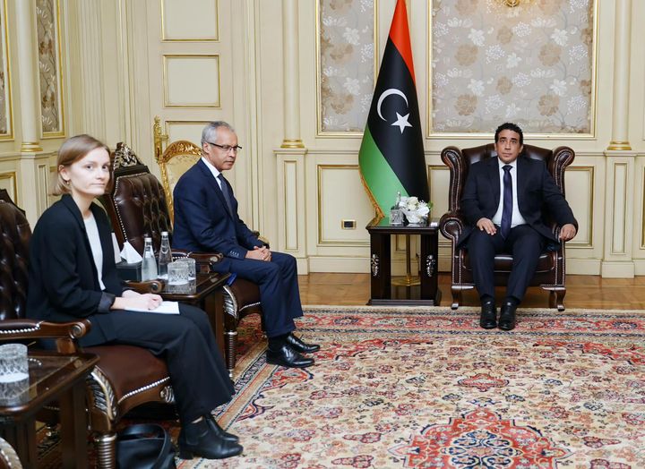 المنفي يبحث آخر التطورات والمستجدات السياسية والأمنية في ليبيا مع السفير الفرنسي.